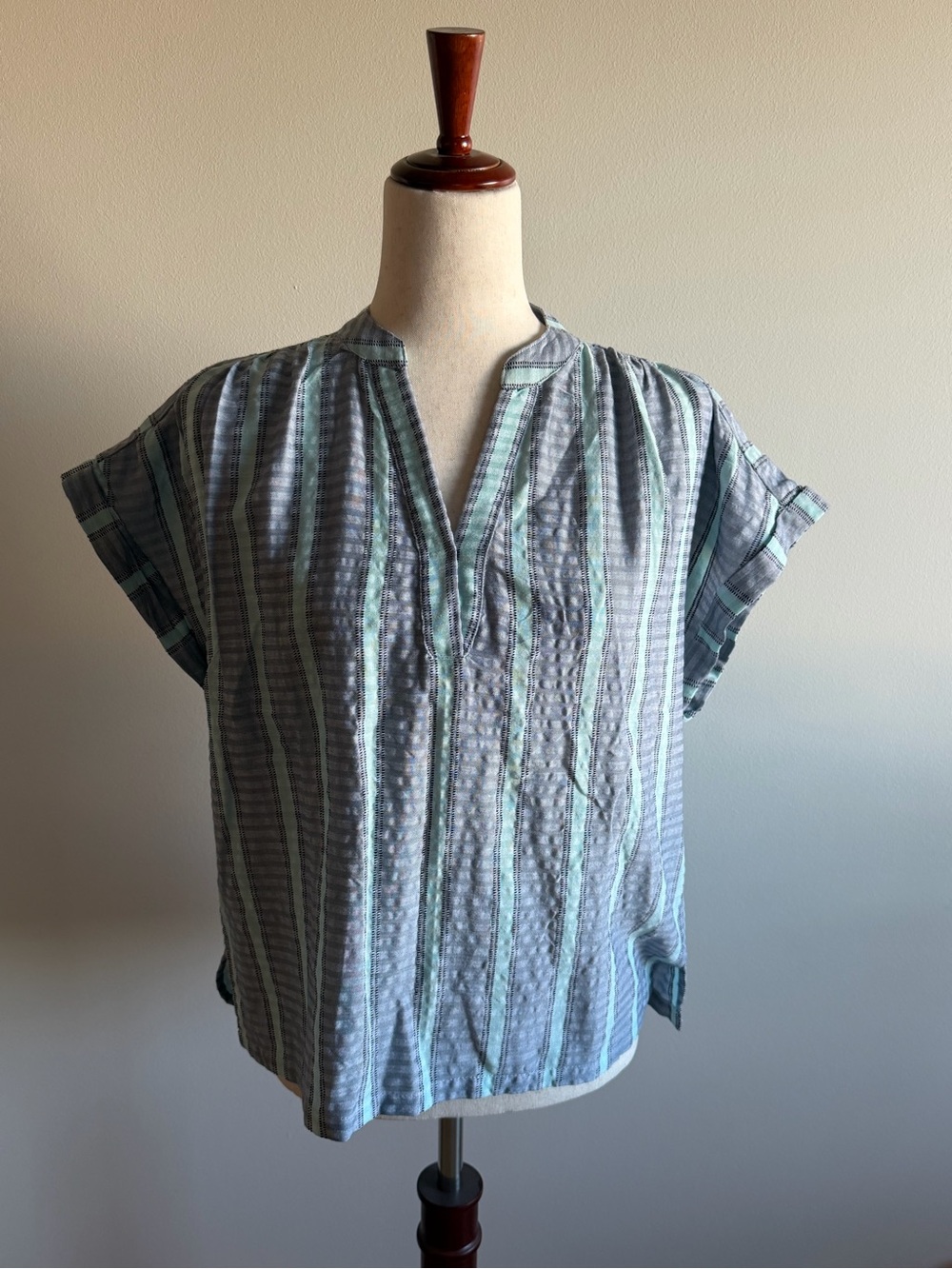Evereve light blue & denim Striped Cap-Sleeve V-Neck Blouse size Small